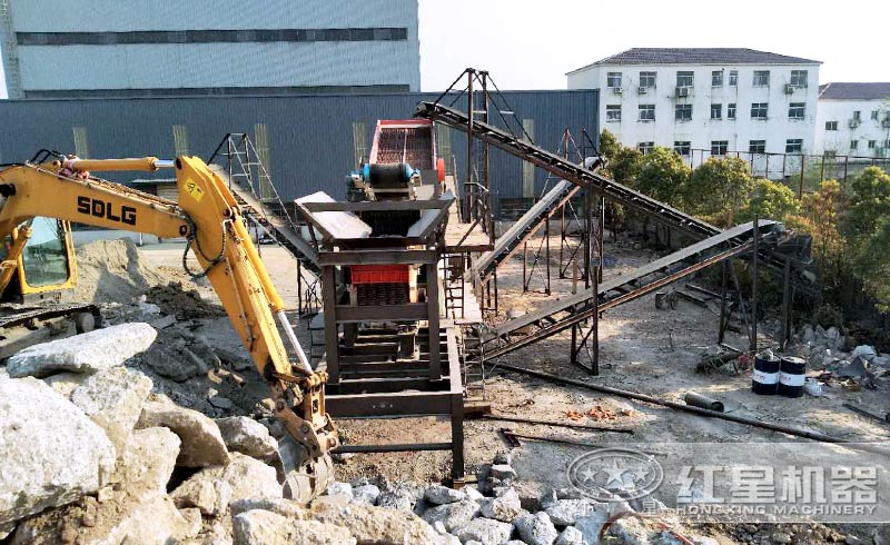 輪胎式移動(dòng)破碎機(jī)工作現(xiàn)場